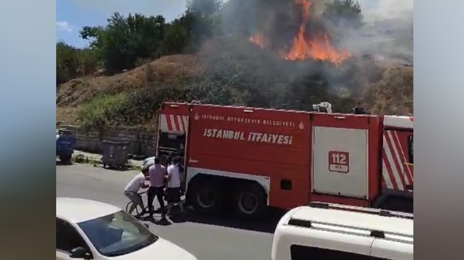 Sultangazi’de boş arazide çıkan yangın paniğe neden oldu