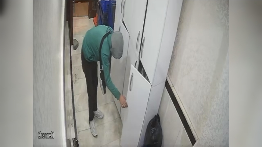 Sultangazi’de ayakkabı hırsızlığı: Onlarca çift ayakkabı çaldılar